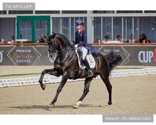 比利时骑手多米安·米歇尔斯在2024年巴黎奥运会盛装舞步比赛中获得第六名,展现坚韧精神。